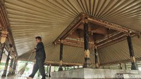 Seorang abdi dalem yang sedang membersihkan salah satu bangunan di Keraton Yogyakarta (Pradita Utama/detikTravel)