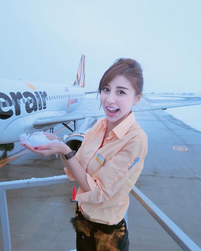 Rita merupakan pramugari di maskapai penerbangan Tiger Air. Foto: Instagram @love_ritakao