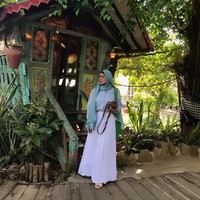 Bermain-main dengan warna pastel membuat gayanya terkesan playful. Siapa sangka perpaduan warna-warna pucat menjadikan penampilanmu makin modis? Foto: Instagram/@queen_saritaabdulmukti