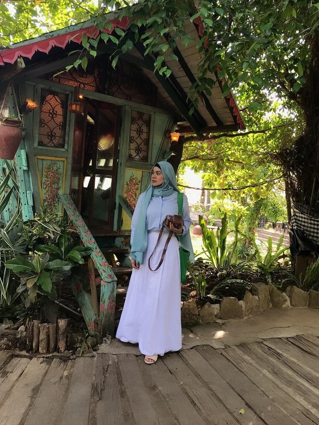 Bermain-main dengan warna pastel membuat gayanya terkesan playful. Siapa sangka perpaduan warna-warna pucat menjadikan penampilanmu makin modis? Foto: Instagram/@queen_saritaabdulmukti