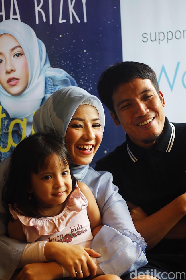 Meski cukup menantang, Natasha Rizky mengaku menjadi pribadi yang lebih baik setelah menikah. Ia merasa karir, pertemanan, hingga rezekinya menjadi lebih baik. Foto: Silmia Putri/Wolipop