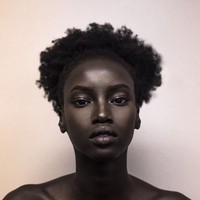 Anok Yai sempat viral di media sosial karena tampilannya yang tak biasa. Model tersebut punya warna kulit hitam legam yang justru membuatnya unik. Wanita 19 tahun ini pertama kali ditemukan agensi model pasca dipotret di sebuah festival. Foto: Instagram