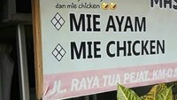 Menu andalan di warung ini mie ayam dan mie chicken. Bedanya apa ya? Kan sama-sama terbuat dari ayam.  Foto: Istimewa