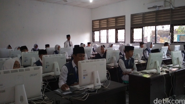 Demi Ikut UNBK, MTs di Cirebon Ini Manfaatkan Penguat Sinyal Demi Ikut UNBK, MTs di Cirebon Ini Manfaatkan Penguat Sinyal