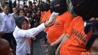Polisi mengamankan 48 dus berisi 4.800.800 butir pil double L senilai Rp 2,5 miliar/Foto: Deni Prasetyo Utomo