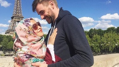 Potret Romantis Bule Belgia yang Nikahi Hijabers Indonesia, Bikin Netizen Baper