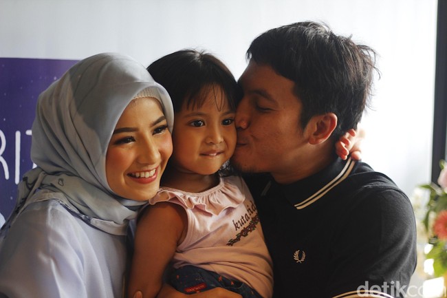 Bagi mereka berdua salah satu faktor untuk bisa tetap bersama dengan perbedaan usia yang cukup besar adalah komunikasi. Foto: Silmia Putri/Wolipop