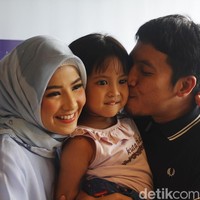 Bagi mereka berdua salah satu faktor untuk bisa tetap bersama dengan perbedaan usia yang cukup besar adalah komunikasi. Foto: Silmia Putri/Wolipop