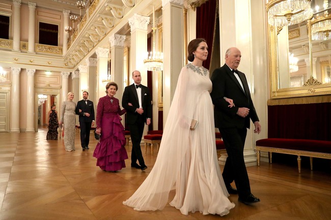 Gaun dramatis nan elegan rancangan Alexander McQueen menjadi pilihan sempurna untuk Kate Middleton. Foto: Dok. Getty Images