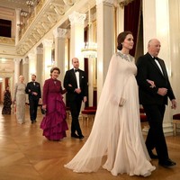 Gaun dramatis nan elegan rancangan Alexander McQueen menjadi pilihan sempurna untuk Kate Middleton. Foto: Dok. Getty Images