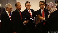 Komisaris Independen PT Trisula Textile Industries Tbk V.Roy Sunarja (dari kiri) berbincang dengan Direktur Independen Handi Suwarto, Direktur Utama Karsongno Wongso Djaja, Komisaris Lim Kwang Tak, Direktur R. Nurwulan Kusumawati di sela-sela paparan publik, di Jakarta, Senin (23/4/2018).