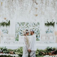 Walau di hutan, tapi konsep pelaminan dikemas seperti di gedung dengan backdrop mewah berhias bunga nuansa biru dan putih. Foto: Dok. Instagram/Nocture