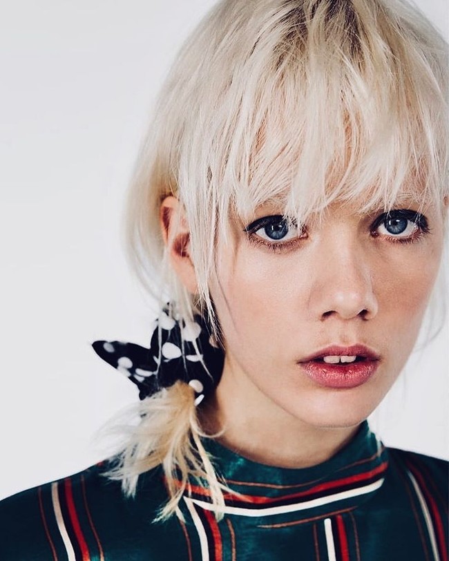 Banyak orang berusaha memperbaiki gigi agar tampil rapi sempurna. Namun tampilan gigi kelinci model asal Belanda ini justru membuatnya unik. Marjan Jonkman ini digadang-gadang menjadi salah satu wajah baru di industri fashion. Foto: Instagram