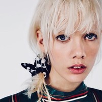 Banyak orang berusaha memperbaiki gigi agar tampil rapi sempurna. Namun tampilan gigi kelinci model asal Belanda ini justru membuatnya unik. Marjan Jonkman ini digadang-gadang menjadi salah satu wajah baru di industri fashion. Foto: Instagram