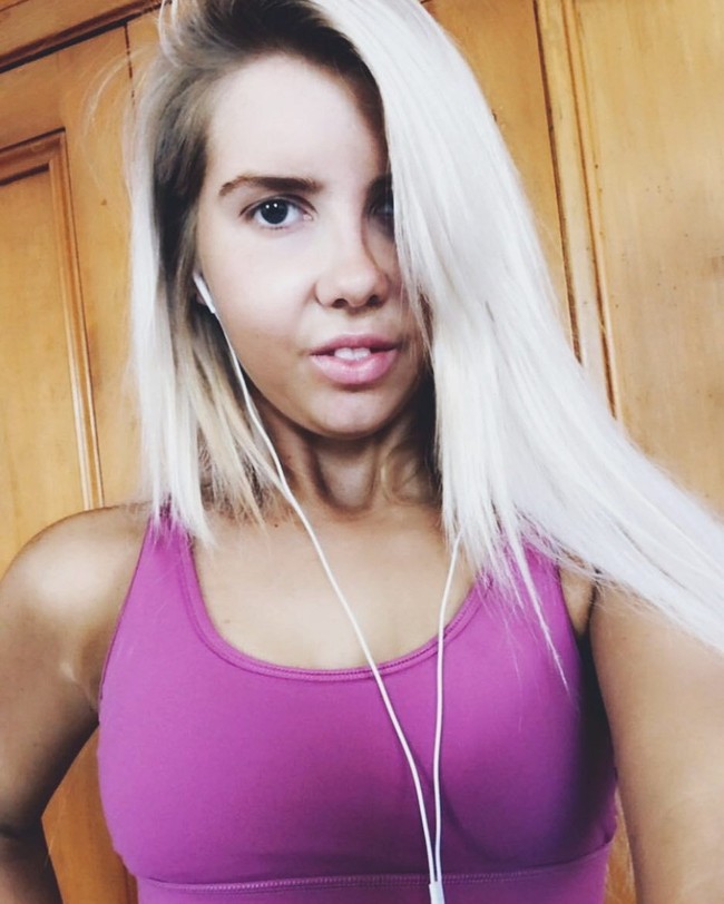 Menurutnya banyak orang yang mengira ia tidak bisa melakukan pekerjaan dengan baik atau membawa barang-barang berat. Tapi para klien Aimee biasanya akan baik setelah mengetahui jika wanita rambut pirang itu membuktikan keahliannya. Foto: Instagram Aimee Stanton