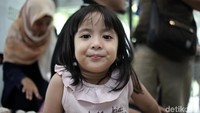 Putri pasangan Desta dan Natasha Rizki, Megumi tumbuh semakin besar. Di sebuah kesempatan ia tertangkap tampil menggemaskan. (Hanif Hawari/detikHOT)