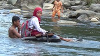 Ban itu hanya boleh dinaiki oleh siswa yang masih duduk di bangku Sekolah Dasar dan juga pelajar perempuan. Siswa lainnya, berenang sambil membawa tas mereka dengan menggunakan satu tangan. Bahkan, beberapa dari mereka pun terseret arus hingga beberapa meter dari tempat awal mereka berenang.