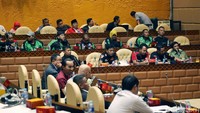 Massa ojek online saat menyuarakan aspirasinya bersama Komisi V DPR di ruang rapat Komisi V, Komplek Parlemen, Senayan, Jakarta, Senin (23/4/2018).