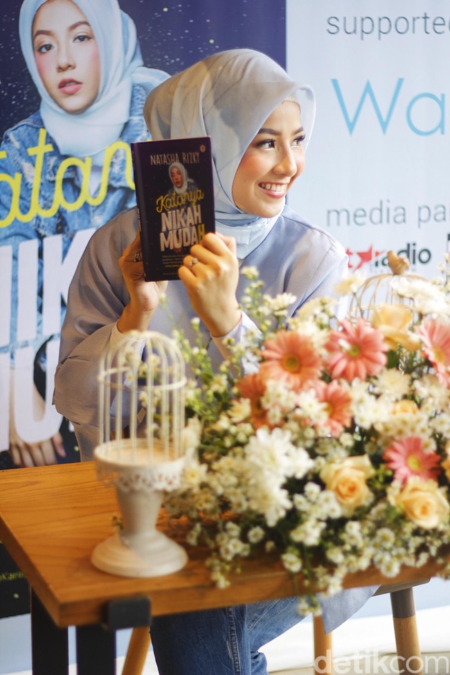 Hijab Alur Cerita yang dipakai Natasha Rizky mengambil tema wisata Korea. Ada euforia Korea dalam motif scarf tersebut. Tapi motifnya aku buat kecil-kecil. Kalau besar-besar jadinya seperti poster, terang Natasha Rizky kepada Wolipop hari Senin (23/04/2018). Foto: Silmia Putri/Wolipop