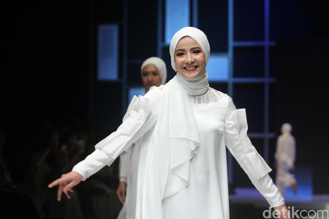 Artis muda Natasha Rizky tersenyum cantik saat berjalan di catwalk yang merupakan bagian dari gelaran Muslim Fashion Festival (MUFFEST) 2018. Foto: Mohammad Abduh/Wolipop