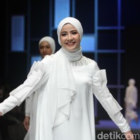 Artis muda Natasha Rizky tersenyum cantik saat berjalan di catwalk yang merupakan bagian dari gelaran Muslim Fashion Festival (MUFFEST) 2018. Foto: Mohammad Abduh/Wolipop