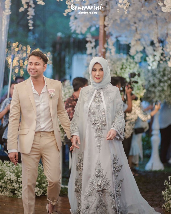 Amy Qonita, ibunda Syahnaz tampil cantik dengan gaun abu-abu, sementara Raffi Ahmad memakai setelan warna beige yang kasual untuk pesta outdoor. Foto: Dok. Instagram/Kamerarini