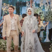 Amy Qonita, ibunda Syahnaz tampil cantik dengan gaun abu-abu, sementara Raffi Ahmad memakai setelan warna beige yang kasual untuk pesta outdoor. Foto: Dok. Instagram/Kamerarini