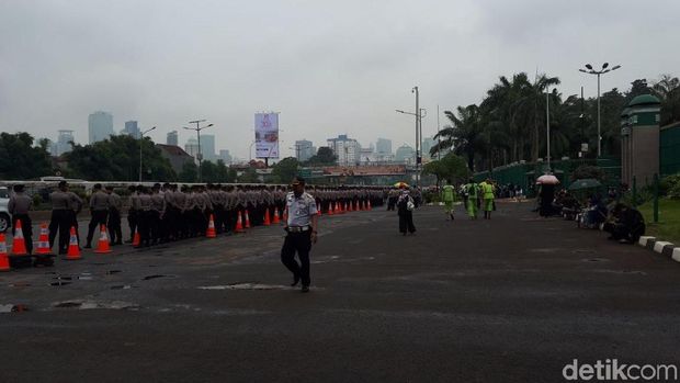 Polisi Mulai Baris di Depan Gedung DPR Amankan Demo Ojol