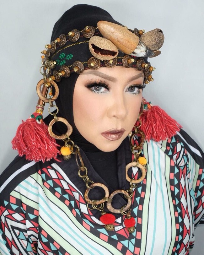 Melly Goeslaw yang dikenal sebagai pencipta lagu sukses mengkreasikan hijab dengan aksesori kalung. Namun kalung bukan dipakainya di leher, melainkan dililitkannya di penutup kepalanya. Hijabnya ini dipakainya ketika menjadi juri acara The Mask Singer Indonesia. Foto: Instagram melly_goeslaw