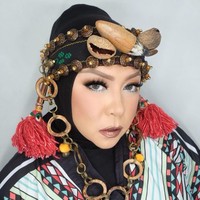 Melly Goeslaw yang dikenal sebagai pencipta lagu sukses mengkreasikan hijab dengan aksesori kalung. Namun kalung bukan dipakainya di leher, melainkan dililitkannya di penutup kepalanya. Hijabnya ini dipakainya ketika menjadi juri acara The Mask Singer Indonesia. Foto: Instagram melly_goeslaw