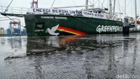 Penampakan Kapal Rainbow Warrior milik Greenpeace saat berlabuh di Dermaga Penumpang Nusantara, Pelabuhan Tanjung Priok, Jakarta Utara, Senin (23/4/2018).