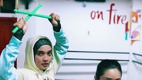 Saat Tika berolahraga, bersama kerabat dekatnya. Foto: Dok. Instagram/tikabravani