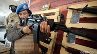 Meski membawa senjata, mereka masih terlihat cantik dan feminim.
