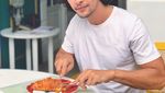 Pose Cantik dan Seksi Kimberly Ryder Saat Makan Pastry hingga Crepes