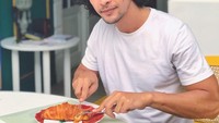 Nah kalau yang ini kekasihnya Kimberly, namanya Edward Akbar. Pria gondrong ini tak mau kalah, ia juga makan sepotong croissant. Foto: Instagram @kimberlyryder