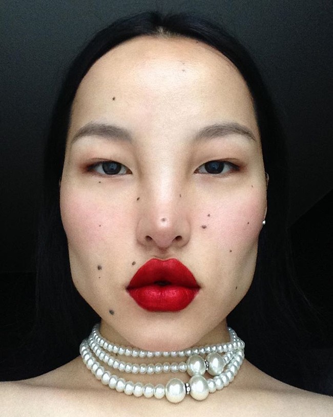 Tsunaina tampil mencuri atensi dengan bentuk wajah tegasnya. Ia juga punya sejumlah tahi lalat di wajah yang juga jadi ciri khas model asal Tiket ini. Tsunaina pertama kali mencuri atensi pecinta fashion saat tampil di  London Fashion Week tahun ini. Foto: Instagram