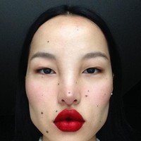 Tsunaina tampil mencuri atensi dengan bentuk wajah tegasnya. Ia juga punya sejumlah tahi lalat di wajah yang juga jadi ciri khas model asal Tiket ini. Tsunaina pertama kali mencuri atensi pecinta fashion saat tampil di  London Fashion Week tahun ini. Foto: Instagram