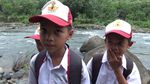 Jembatan Mangkrak, Ini Foto-foto Siswa Bertaruh Nyawa ke Sekolah