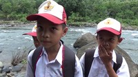 Dari luar, siswa tampak ceria. Namun, dalam hati mereka meyimpan kegundahan karena harus menyeberang sungai dengan nyawa taruhannya.