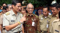 Hadir dalam acara tersebut Wakil Gubernur Provinsi DKI Jakarta, Sandiaga Uno didampingi Direktur Utama Bank DKI, Kresno Sediarsi dan Direktur Utama Jamkrida, Chusnul Maarif, usai menyaksikan penandatanganan perjanjian kredit tersebut di Jakarta, Senin (23/4/2018). Foto: dok. Bank DKI