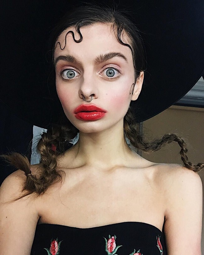 Mario Oz punya banyak follower di Instagram karena kegemarannya membuat video animasi singkat. Terlebih dengan tampilan wajahnya yang unik terutama mata besarnya yang dijamin semua orang menoleh dua kali. Foto: Instagram