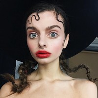 Mario Oz punya banyak follower di Instagram karena kegemarannya membuat video animasi singkat. Terlebih dengan tampilan wajahnya yang unik terutama mata besarnya yang dijamin semua orang menoleh dua kali. Foto: Instagram