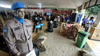 Perlengkapan ini mulai dari alat komunikasi, alat kesehatan, peluru, senjata hingga ransum makanan.