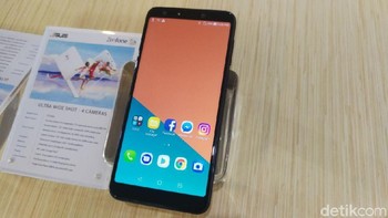 Zenfone 5Q  dilepas seharga Rp 3.499.000. Foto: Muhammad Alif Goenawan/detikINET