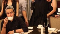 Bersama ibu dan salah satu kakak perempuannya, Shafa makan malam di hotel bintang 5 di Jakarta. Kompak banget ya mereka! Foto: Instagram shafaharris