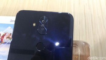 Untuk kameranya sendiri di bagian belakang punya konfigurasi kamera utama 16 MP f/2.2 ditambah dengan kamera kedua yang ditujukan untuk pengambilan gambar 120 derajat.  Foto: Muhammad Alif Goenawan/detikINET