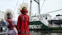 Kedatangan kapal ini disambut meriah dengan ikon kota Jakarta yakni Ondel-ondel.