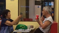 Viral, Kakek-Nenek Ini Saling Ambil Foto dengan HP Bak Anak Muda. Melihat pasangan muda-mudi mengambil foto pasangannya sudah jadi pemandangan umum. Lain halnya ketika pasangan kakek dan nenek berikut ini yang begitu mesra mengambil foto pasangannya ketika makan di restoran cepat saji.Foto kakek dan nenek ini viral di media sosial. Identitas keduanya tidak diketahui pasti. Namun saat difoto, kakek-nenek itu bergaya dengan pose masing-masing. Di salah satu akun Facebook, foto pasangan kakek-nenek ini telah dibagikan sebanyak 93.551 kali. Foto: Facebook