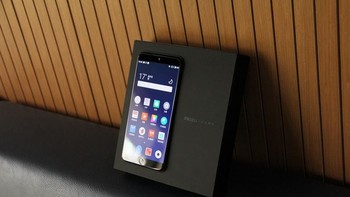 Alih-alih mengikuti tren, ketiga ponsel ini masih mengusung aspek rasio 16:9. Foto: Sina Mobile