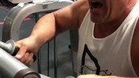 Ia juga sosok yang humoris, tak segan ia membuat penggemarnya tertawa dengan unggahannya. Sekali waktu, ia berpura-pura sedang berolahraga keras padahal tidak ada beban yang ia tambahkan pada alat. (Foto: Instagram/joshbrolin)